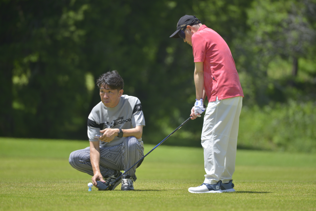 視覚障害者ゴルフの大会で利用者さんに付き添う太陽介護のスタッフ